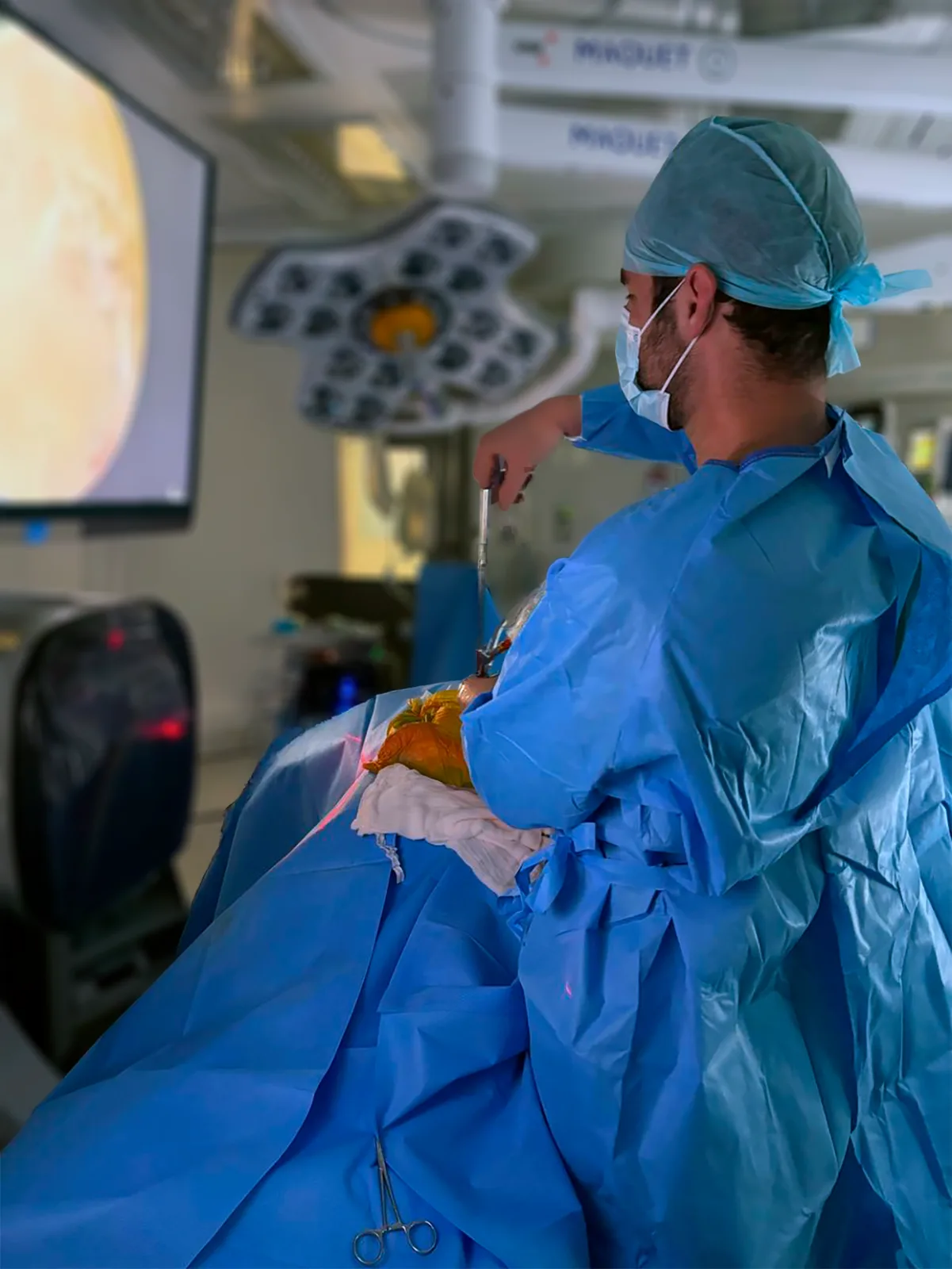 Dr. Guilherme Porceban durante procedimento de coluna com monitorização no centro cirúrgico