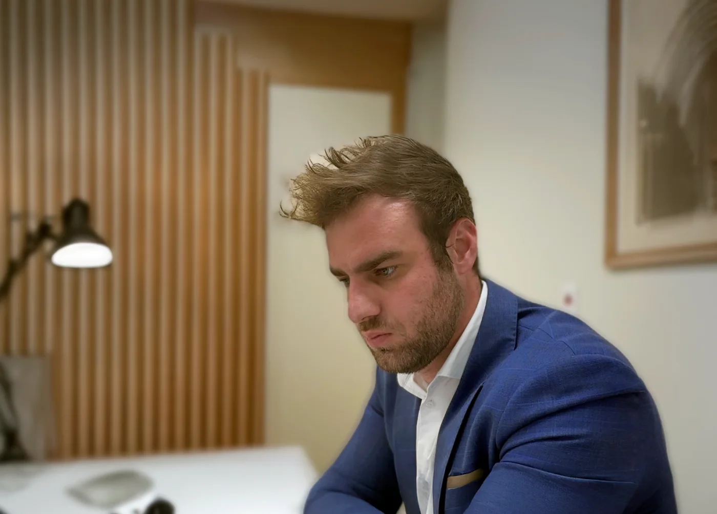 Dr. Guilherme Porceban em atendimento no consultório