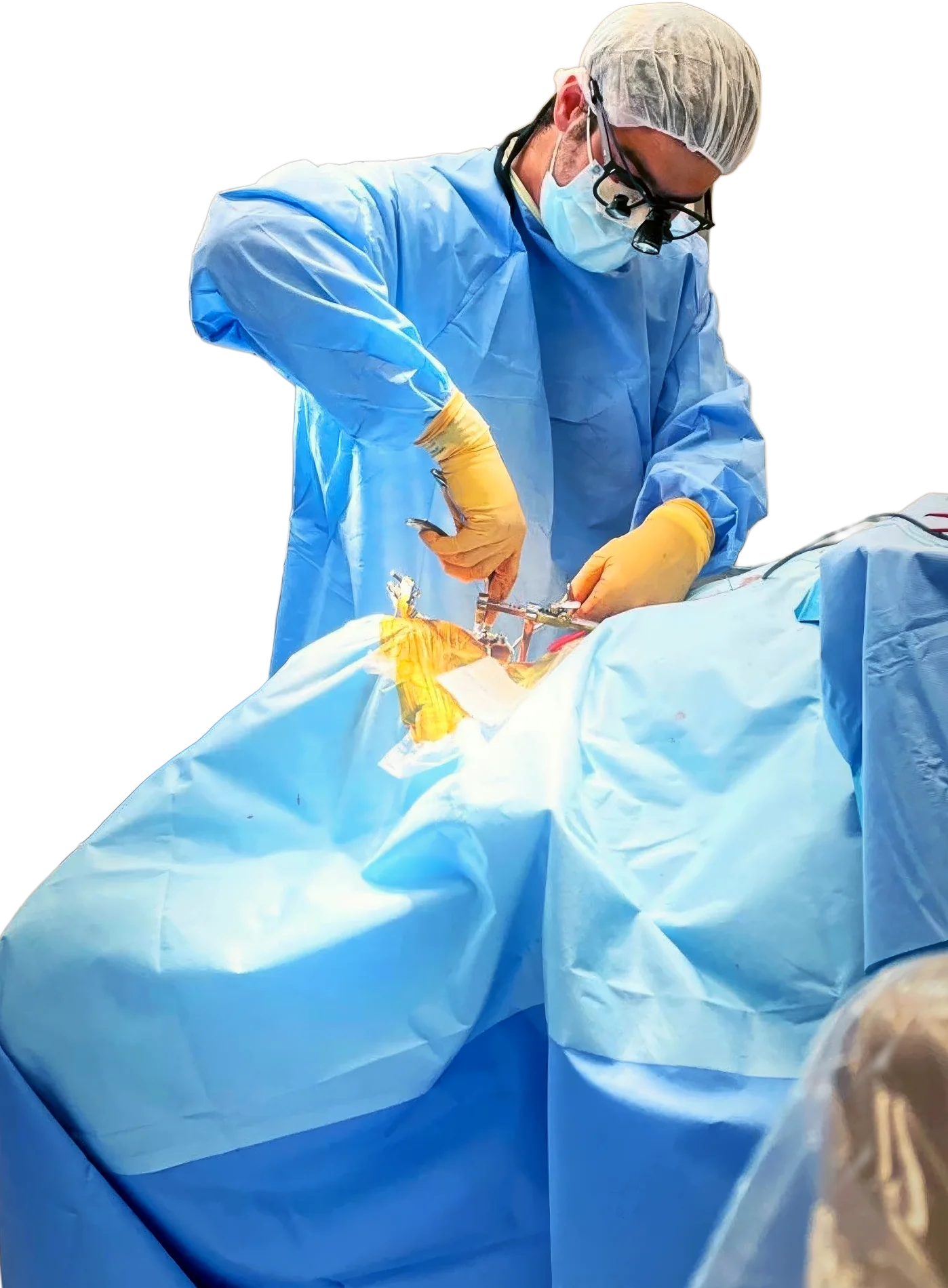 Dr. Guilherme Porceban realizando cirurgia de coluna no centro cirúrgico
